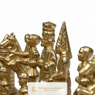 Detail der goldenen, verzierten Figuren des Metall-Schachspiels Camelot