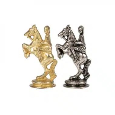 Goldener und silberner Springer auf aufbäumendem Pferd des Camelot König Arthur Schachsets