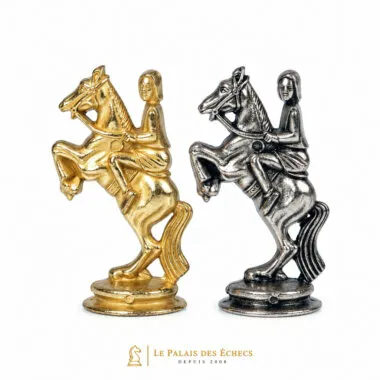 Vergoldete und versilberte Springer des Metall-Schachspiels Camelot