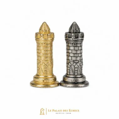 Vergoldete und versilberte Türme des Metall-Schachspiels Camelot