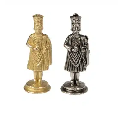 Goldener und silberner König des Camelot König Arthur Schachsets nebeneinander