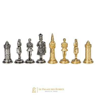 Schachspiel Camelot, komplette Aufstellung der goldenen und silbernen Figuren
