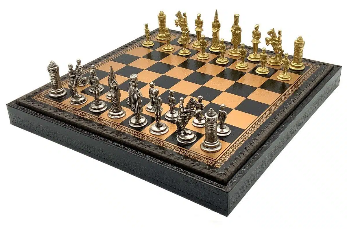 Camelot König Arthur XIV Schachbrett mit Aufbewahrung und Schachspiel aus Metall