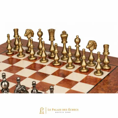Goldfarbene Schachfiguren aus Messing auf Schachbrett aus Ulme und Wurzelholz