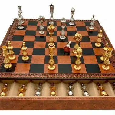 Alternative view of Arabic Style IV Kunstlederschachbrett mit Aufbewahrung und Schachspiel aus gold- und silberbeschichtetem Metall