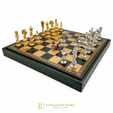Schwarzes Schachbrett aus Kunstleder mit Figuren in fortgeschrittener Spielstellung