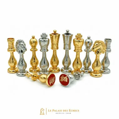 Gold- und silberfarbene Metallfiguren mit gravierten Sockeln und roter Basis