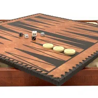 Backgammon-Brett aus Kunstleder mit Würfeln und cremefarbenen Steinen