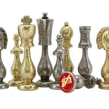 Detailansicht der ziselierten gold- und silberfarbenen Metallschachfiguren mit Made-in-Italy-Medaillon
