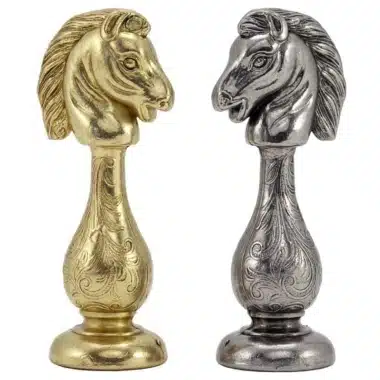 Goldener und silberner Springer aus filigranem Metall, Nahaufnahme der Pferdeköpfe