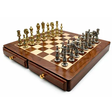 Gesamtansicht des Schachbretts mit goldenen und silbernen Metallfiguren in Spielstellung