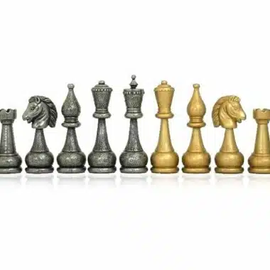Schachspiel aus Metall Flowered, alle silbernen und goldenen Figuren aufgereiht