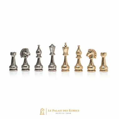 Schachspiel Flowered, komplette Reihe gold- und silberfarbener Figuren aufgereiht