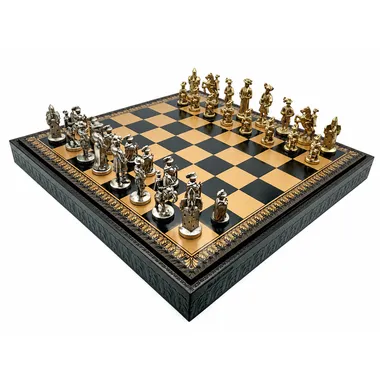 Schachset Lanzichenecchi II von vorne mit schwarzem Schachbrett und Metallfiguren