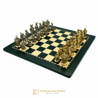 Schachbrett aus Holz mit Metallfiguren Lanzichenecchi III spielbereit aufgestellt
