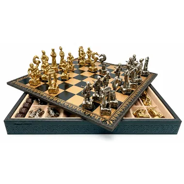 Samourai II Figuren aus goldenem und silbernem Metall auf dem Brett mit geöffneter Box