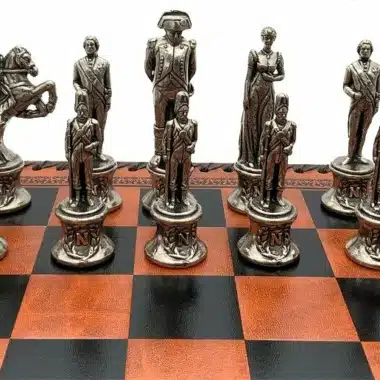 Silberne Figuren, die Napoleon und seinen Hofstaat darstellen, auf dem Brett aufgestellt