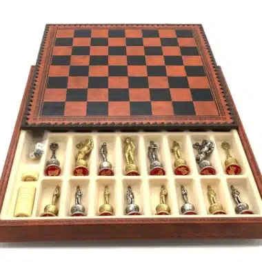 Geöffnete Box mit zusammengeklapptem Schachbrett und Figuren in ihren Fächern