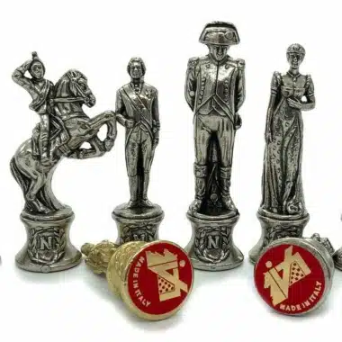 Detail der silbernen Figuren, Springer, Offizier und Königin, auf weißem Hintergrund