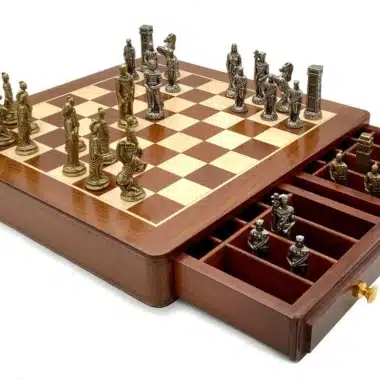 Alternative view of Römer vs Barbaren V Schachbrett mit zwei Aufbewahrungsschubladen und Schachspiel aus Metall
