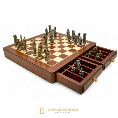 Hölzernes Schachbrett mit geöffneter Schublade und verstauten Metallfiguren
