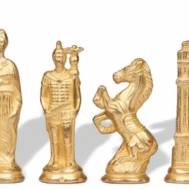 Detailansicht der goldenen Metallfiguren: Königin, Soldat, Pferd und Turm