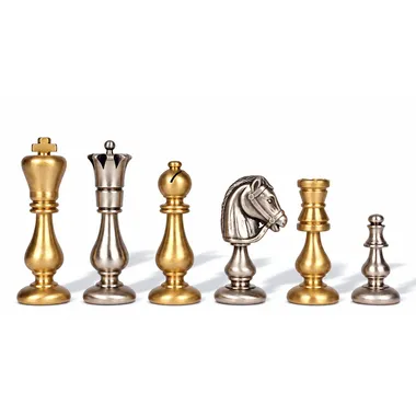 Figuren des Schachspiels Oriental aus Messing, silber- und goldfarben