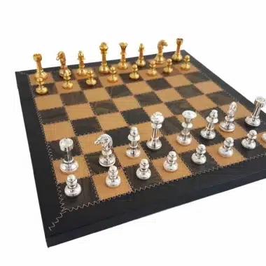 Leder- und Messingset Lederschachbrett und Schachspiel aus gold- und silberbeschichtetem Messing