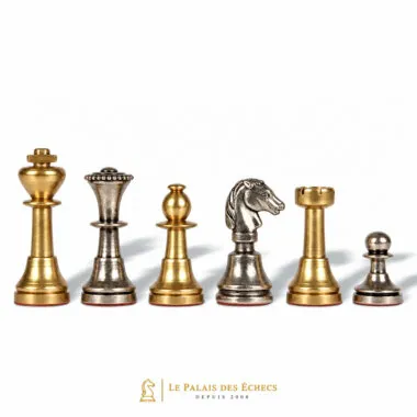 Detail von vier silberfarbenen Figuren des Mignon-II-Schachspiels: Dame, Bauer, Springer und Turm