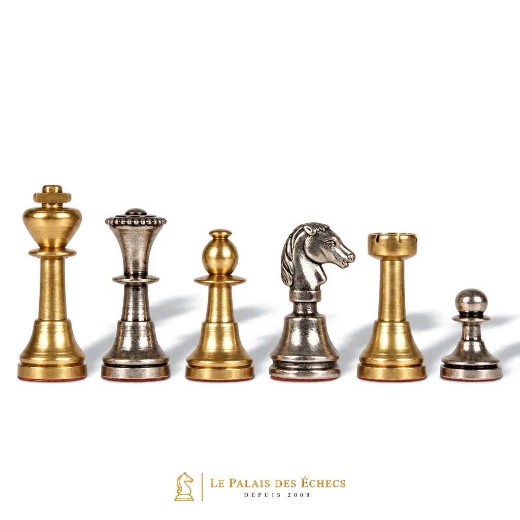 Detail von vier silberfarbenen Figuren des Mignon-II-Schachspiels: Dame, Bauer, Springer und Turm