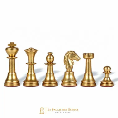 Detail von vier goldfarbenen Figuren des Mignon-II-Schachspiels: Dame, Bauer, Springer und Turm