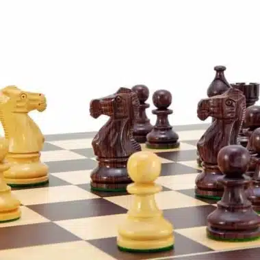 Set "Atlantic" Schachbrett aus Wenge und Schachspiel aus vergoldetem Rosenholz