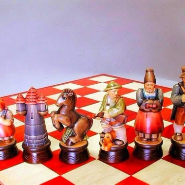 Jeu d'Echecs "Alpine Peint à l'Huile" en Bois des Alpes Massif Sculpté Traditionnellement
