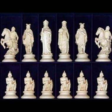 Jeu d'Echecs "Etrusque Bois Naturel" en Bois des Alpes Massif Sculpté Traditionnellement