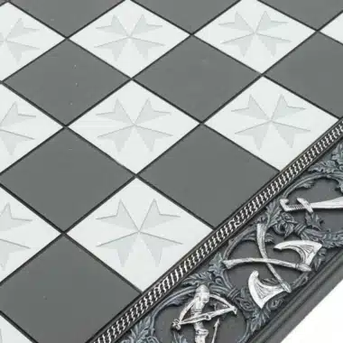 Templer-Schachbrett, Eckdetail mit Rittergestalten und geschnitzten Waffen