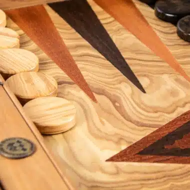 Backgammon aus Olivenholz mit seitlichen Stützen – Bild 4