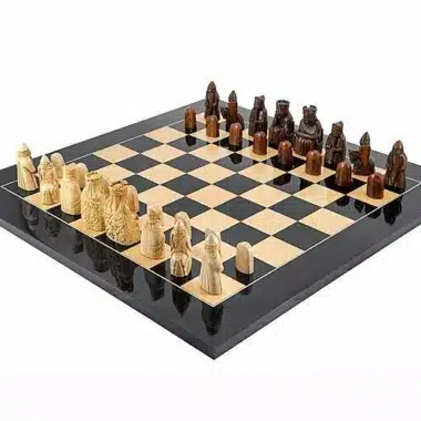 Set "Ile de Lewis" Schachbrett aus lackiertem Massivholz & Schachspiel aus Harz