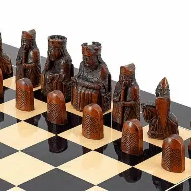 Set "Ile de Lewis" Schachbrett aus lackiertem Massivholz & Schachspiel aus Harz