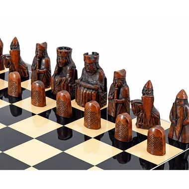 Set "Ile de Lewis" Schachbrett aus lackiertem Massivholz & Schachspiel aus Harz