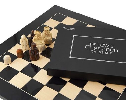 Set "Ile de Lewis" Schachbrett aus lackiertem Massivholz & Schachspiel aus Harz