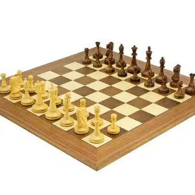Blackmore-Set Schachbrett aus Walnuss- und Ahornholz & Schachspiel aus vergoldetem Rosenholz