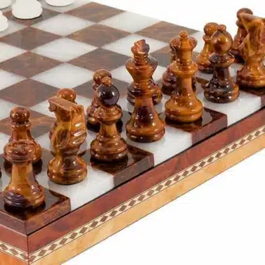 Set "Braun und Weiß" Schachbrett und Schachspiel aus Alabaster von Volterra