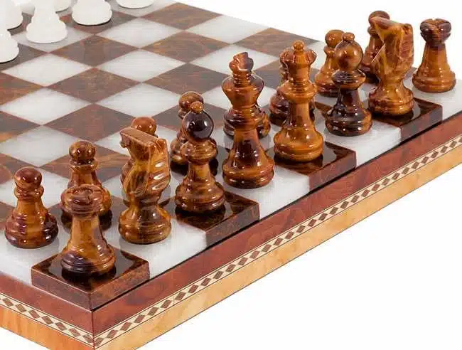 Set "Braun und Weiß" Schachbrett und Schachspiel aus Alabaster von Volterra