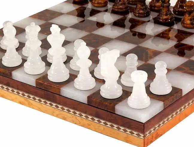 Set "Braun und Weiß" Schachbrett und Schachspiel aus Alabaster von Volterra