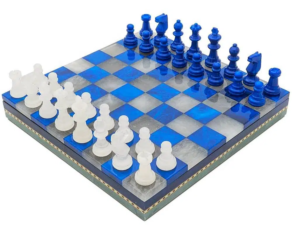 Komplettes Schachset aus blauem und weißem Marmor, Gesamtansicht auf der Box