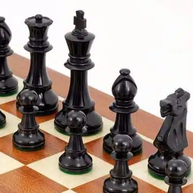 Set "Conquête" Schachbrett aus Ahorn und Mahagoni, Schachspiel aus Buchsbaumholz & Aufbewahrungstasche