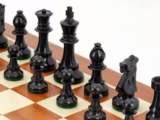 Set "Conquête" Schachbrett aus Ahorn und Mahagoni, Schachspiel aus Buchsbaumholz & Aufbewahrungstasche