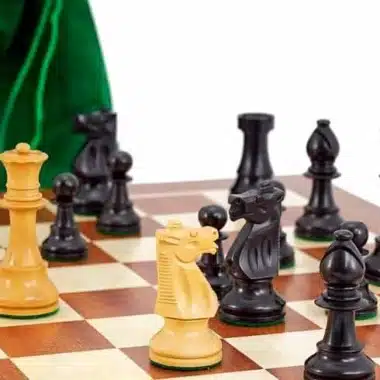 Set "Conquête" Schachbrett aus Ahorn und Mahagoni, Schachspiel aus Buchsbaumholz & Aufbewahrungstasche