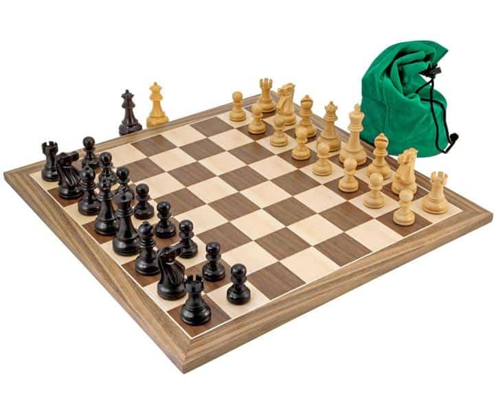 Broadbase III Set Schachbrett aus Nussbaum und Ahorn und Schachfiguren aus Buchsbaum und ebonisiertem Buchsbaum