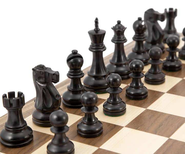 Broadbase III Set Schachbrett aus Nussbaum und Ahorn und Schachfiguren aus Buchsbaum und ebonisiertem Buchsbaum – Bild 3